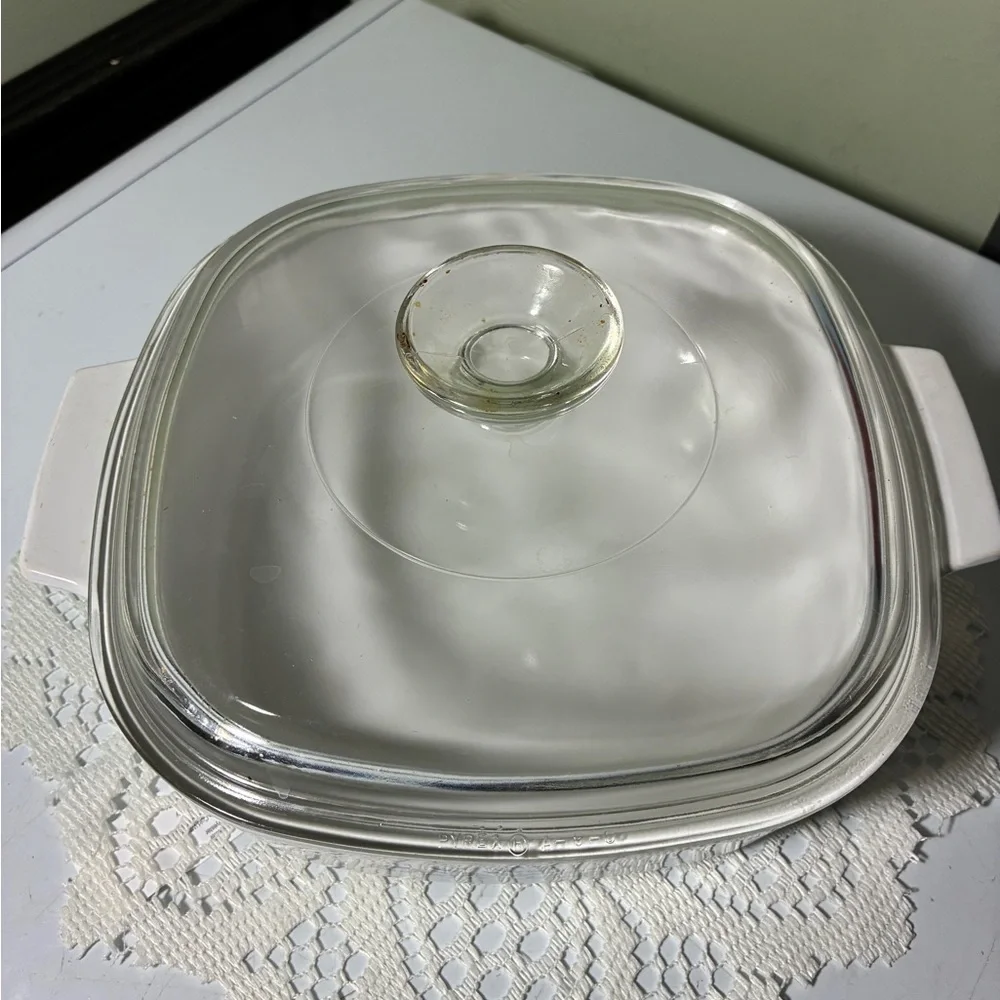 Corningware White Casserole with Blue Floral Motif and Glass Lid 2 qt - Picture 2 of 8